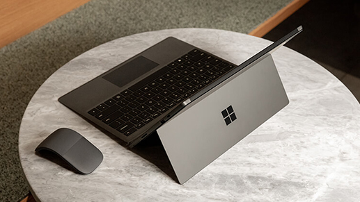 典雅黑 Surface Pro 7 搭配 Surface Arc 鼠标置于小桌上