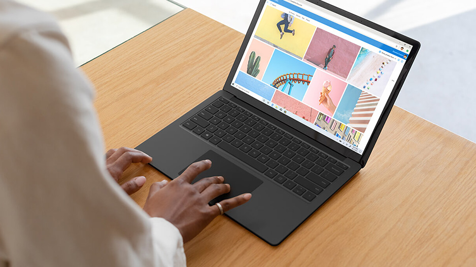 一位女性在 Surface Laptop 3 的大尺寸键盘上打字