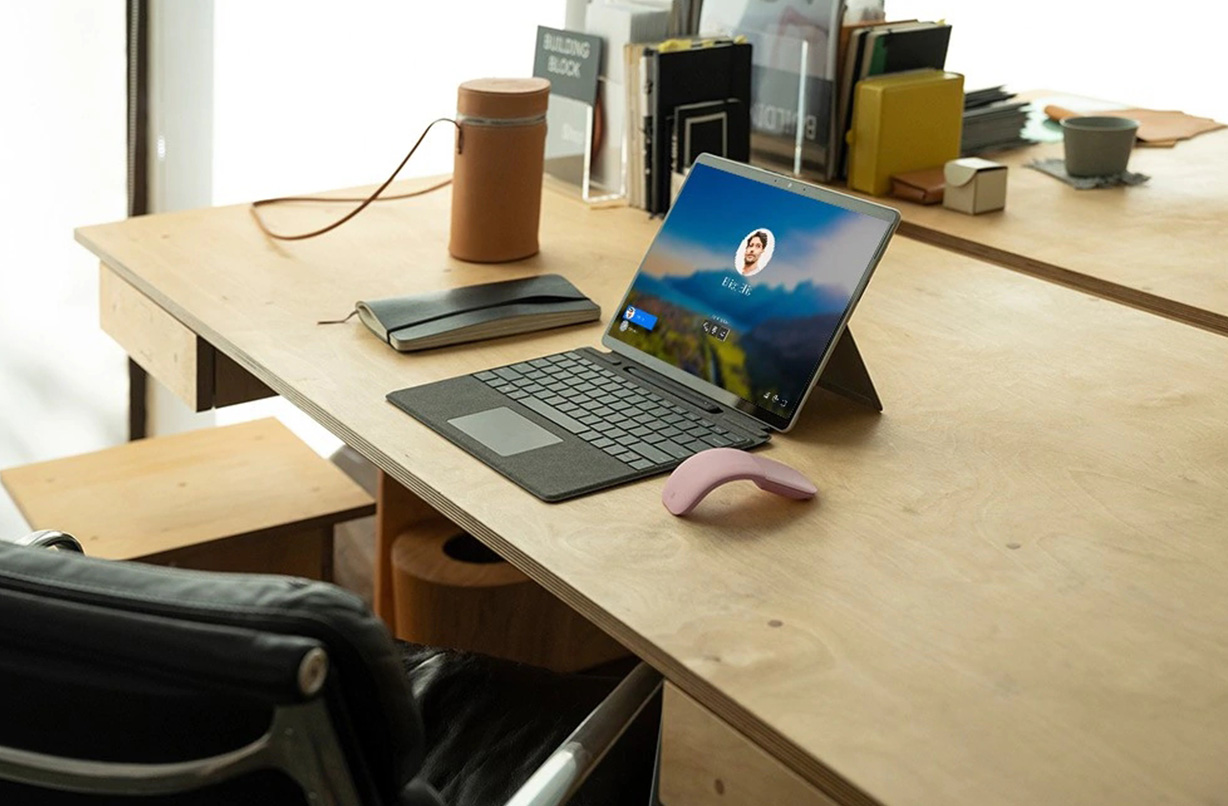 Surface Pro X 放置于桌面上。