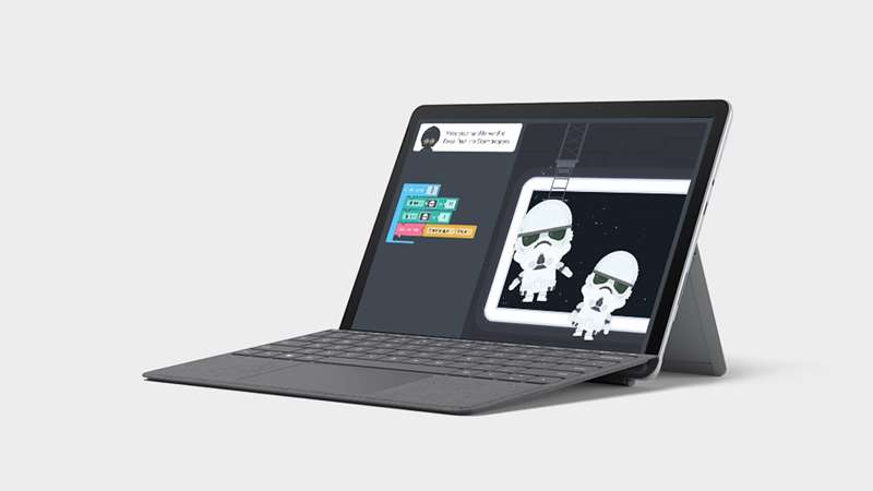 笔记本电脑模式下的 Surface Go 2 带有专业键盘盖，屏幕上显示着 Microsoft Word