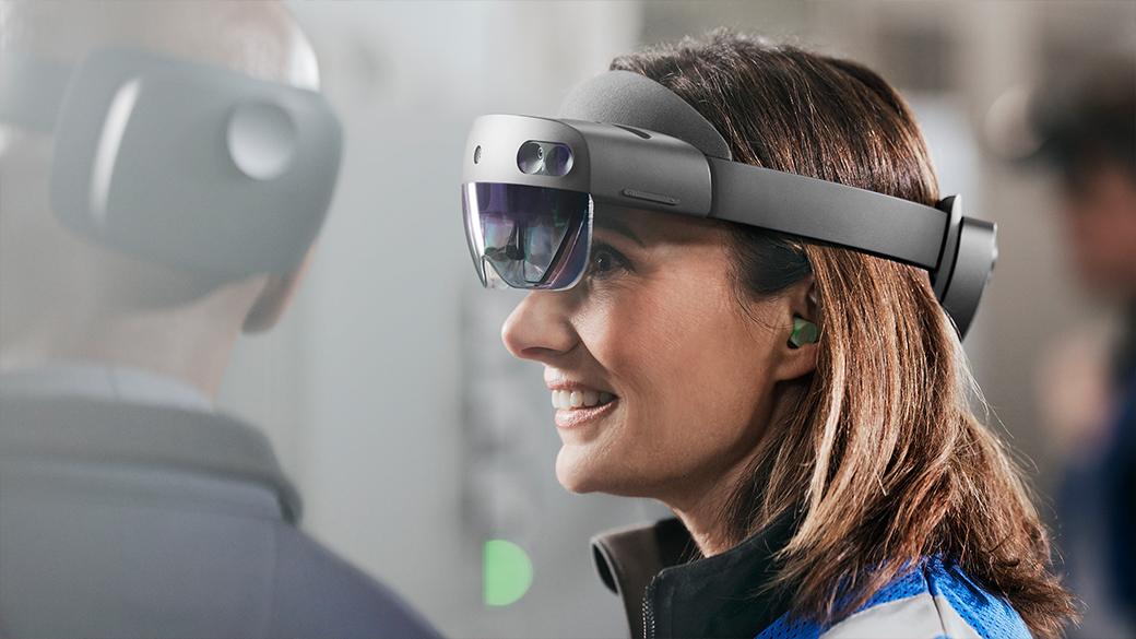 佩戴 HoloLens 2 工业版设备的人。