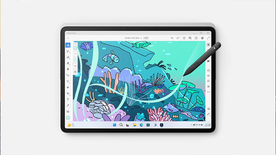 Surface 超薄触控笔 2在 Surface 设备上的 Adobe Fresco 应用中画出生动的海洋场景。