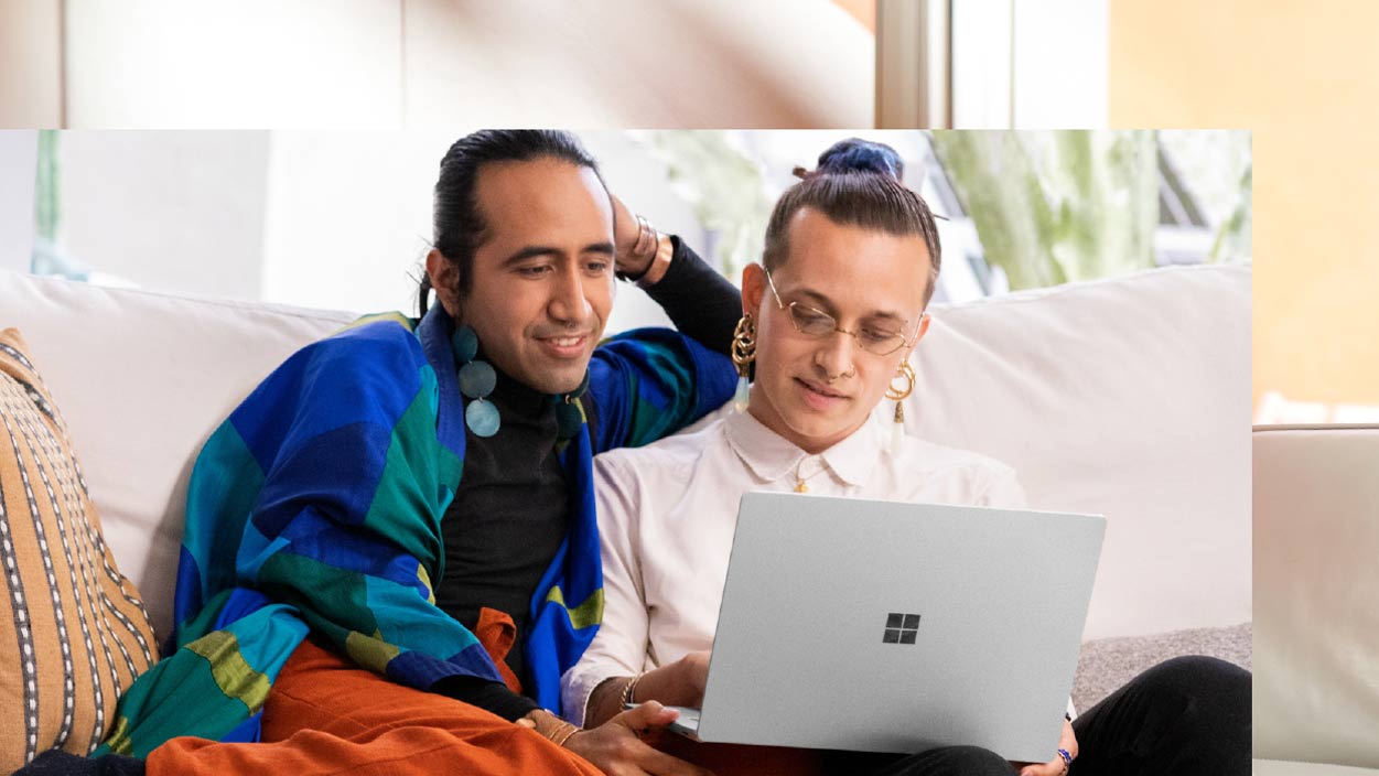 两位用户使用Surface Laptop 5休闲娱乐