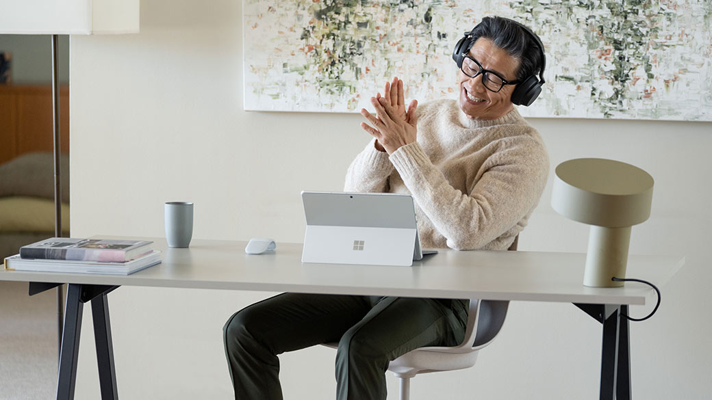 使用Surface Headphones 2降噪耳机通过Surface Pro 9商用版视频通话