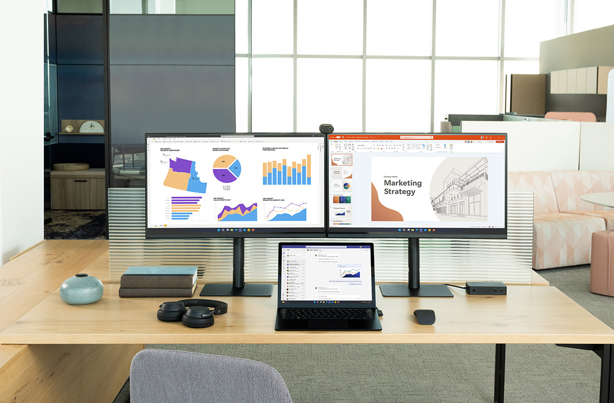 办公室中桌面上的 Surface Laptop 5 商用版已连接到两台显示器。