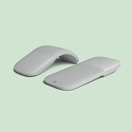 一只弧形形态的 Surface Arc 鼠标商用版和一只平面形态的 Surface Arc 鼠标商用版。