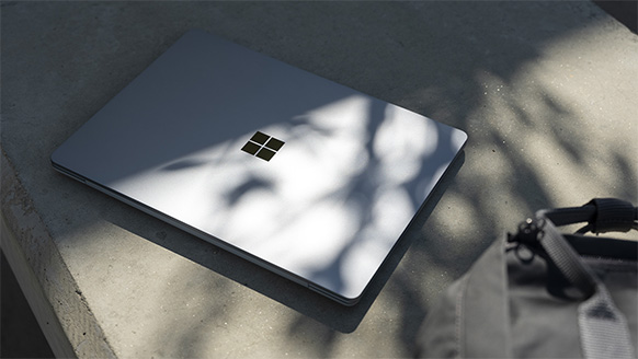 一台 Surface Laptop Go 3 商用版在户外展示，暗示了该设备的耐用性，并已针对移动工作进行了优化。