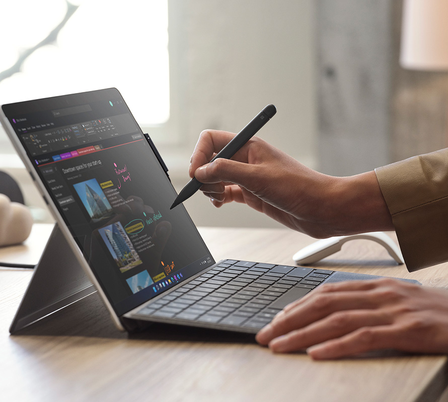 一个人使用 Surface 超薄触控笔 2 商用版在 Surface 设备的屏幕上编辑图像。