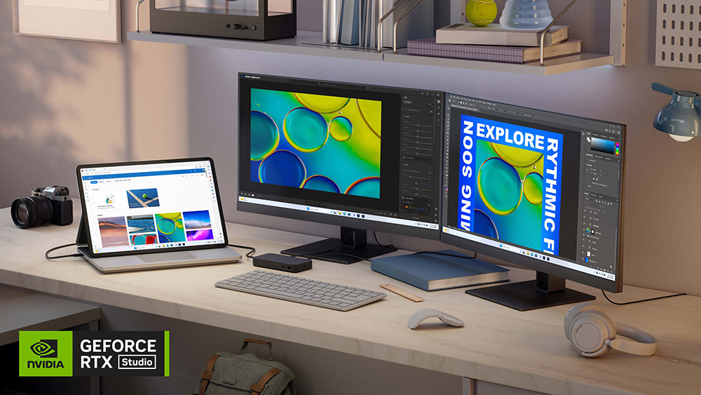 木桌上的 Surface Laptop Studio 2，其为两台外部显示器以及外部键盘、鼠标和耳机供电。
