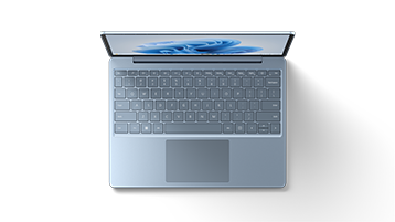 冰晶蓝 Surface Laptop Go 3 以顶部视角显示，画面上可以看到键盘和触摸板。