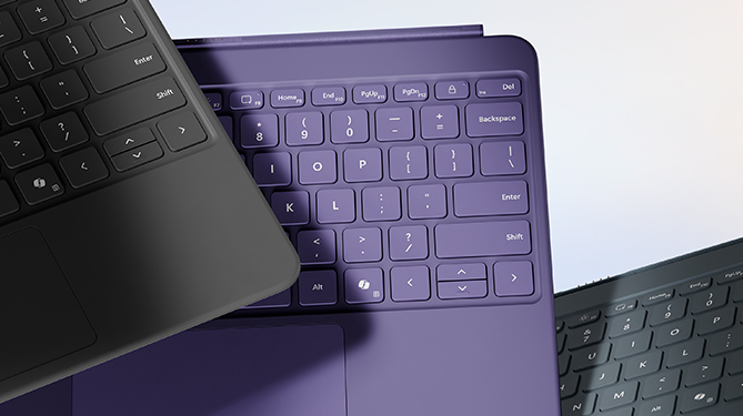三种不同颜色版本的 Surface Pro 12 英寸键盘盖,板岩灰、罗兰紫和碧海青。