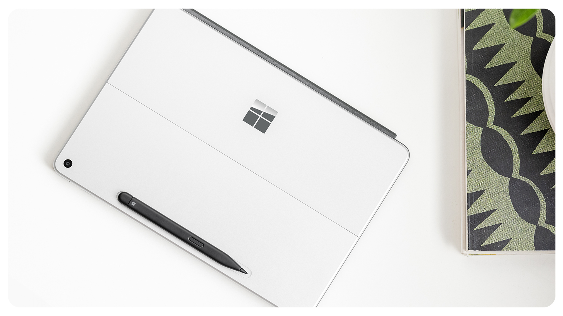 Surface Pro 商用版的背面展示内置的超薄触控笔存储空间。
