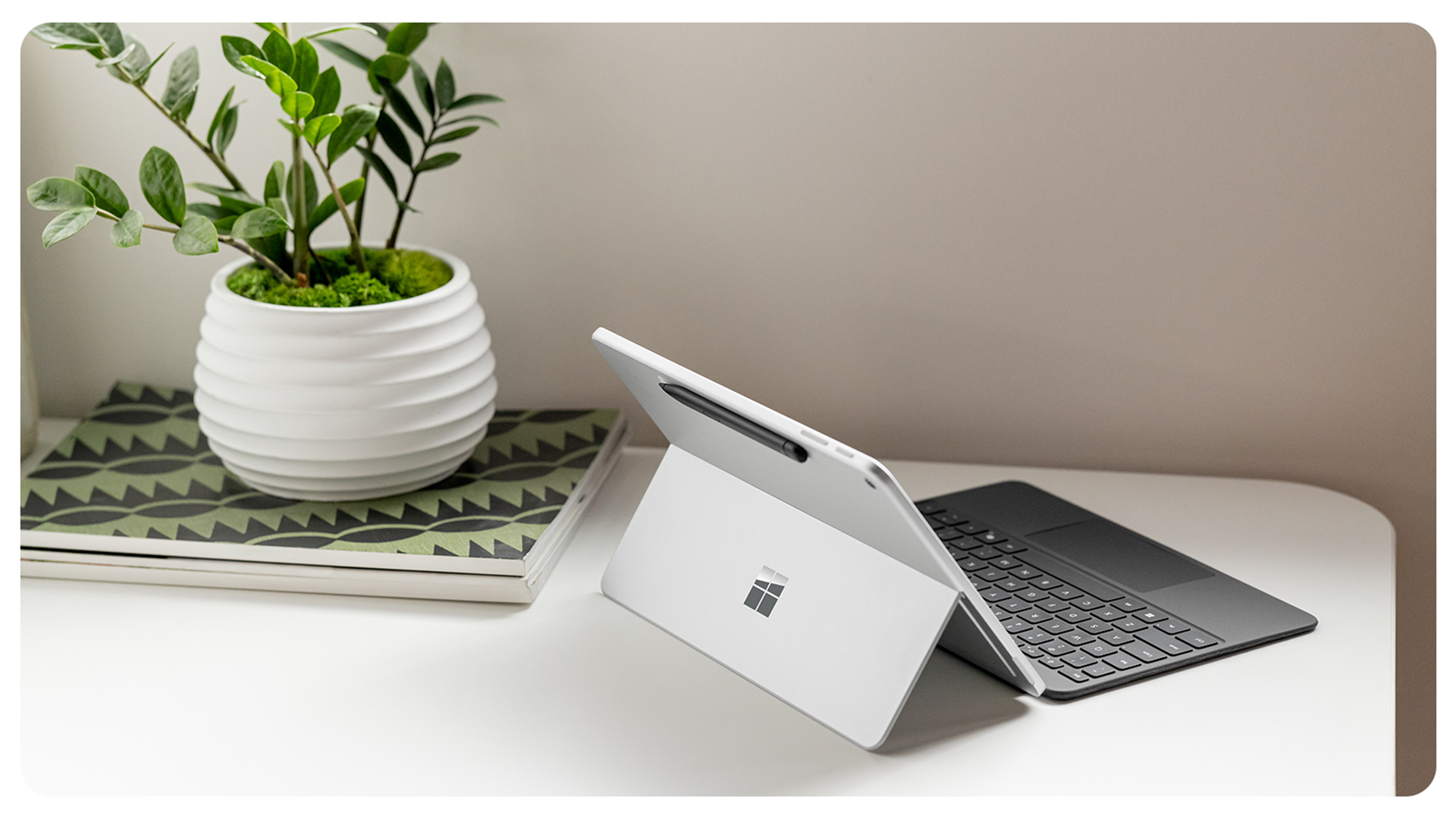 一个 Surface Pro 12 英寸键盘盖连接到一台 Surface Pro 商用版上,展示了该设备如何转变为传统笔记本电脑使用体验。