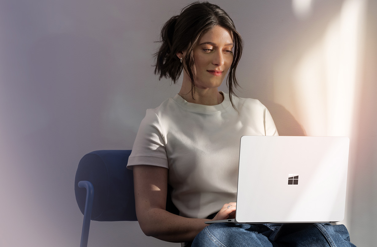 一位女性用户正在使用Surface Laptop 商用版,Windows 11 AI PC亮铂金