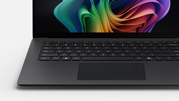 Surface Laptop 商用版键盘的特写视图