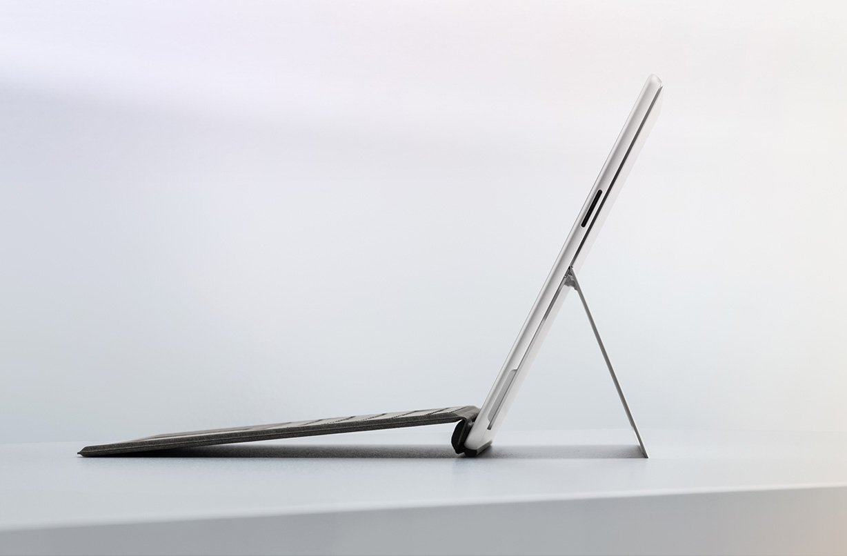 Surface Pro 商用版, Windows 11 AI PC搭配Surface Pro Flex键盘用内置一体式支架立在桌面上的侧面图