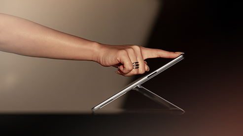 用户使用 Surface Pro 商用版的内置一体式支架调整至舒适角度