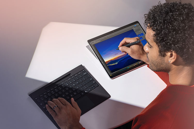 男性用户正在使用Windows 11 AI PC Surface Pro进行创作